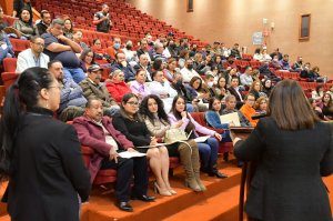 Entrega de reconocimientos por años de servicio y premios a la responsabilidad y eficiencia.